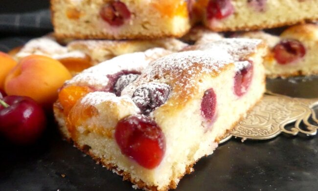 Це вигадали боги: рецепт найніжнішого відкритого пирога з черешнею в сметанно-сирному соусі