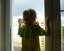 Ребенок возле окна: правила безопасности