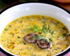 Сливочный суп с грибами и плавленным сыром, фото: youtube.com