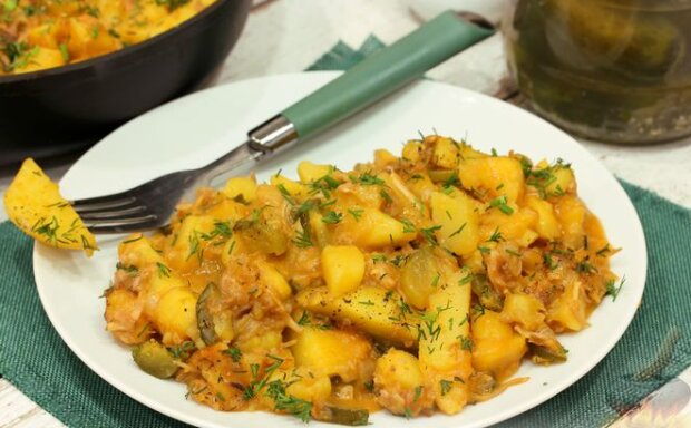 Аж слюнки потекут: рецепт картошки с тушенкой на сковороде с добавлением соленых огурцов