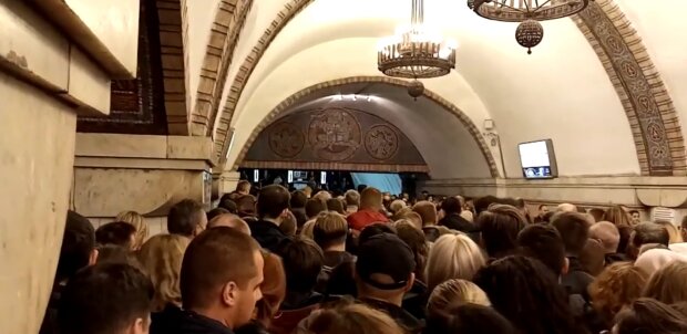 Аж стіни тріщать: у метро Києва справжній хаос, люди висять один на одному. Перші кадри