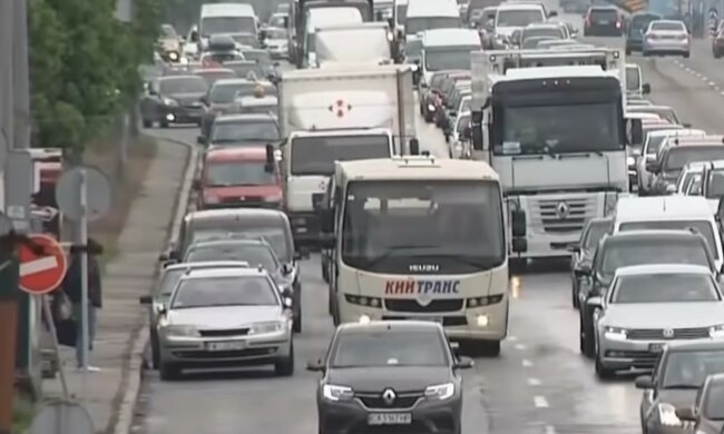 Главный мост Киева простаивает в диких пробках: новая золотая жила Густелева