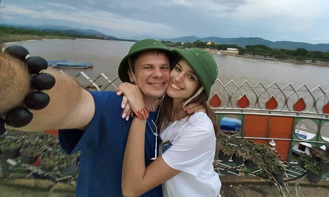 Дмитрий Комаров с супругой. Фото: instagram.com/komarovmir