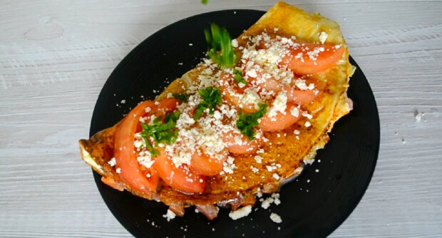 Рецепт сытного омлета с брынзой и помидорами на завтрак. Фото: YouTube