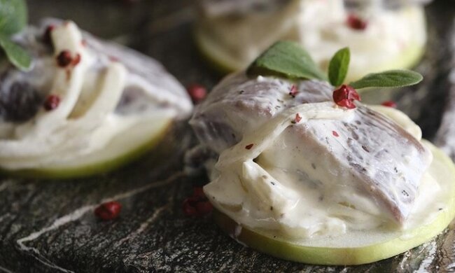 Закуска із оселедця з яблуком та сметаною, фото: youtube.com