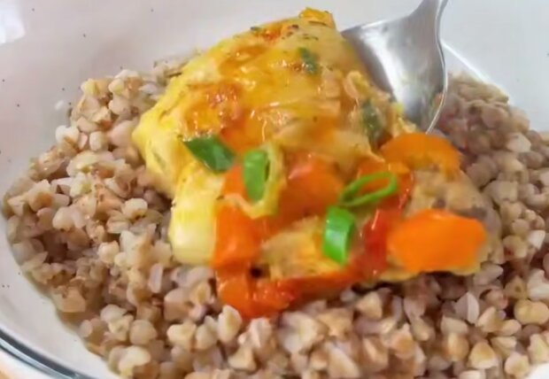 Куриные бедра с овощами, кадр из видео