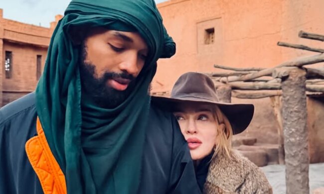 Мадонна позирует в пустыне с любимым, фото из соцетей певицы.