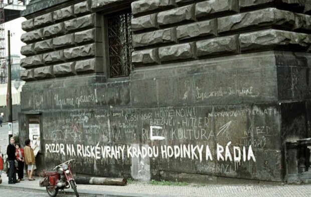 "Росіяни крадуть годинник і радіо": напис на будинку в Чехословаччині. 1968-й рік