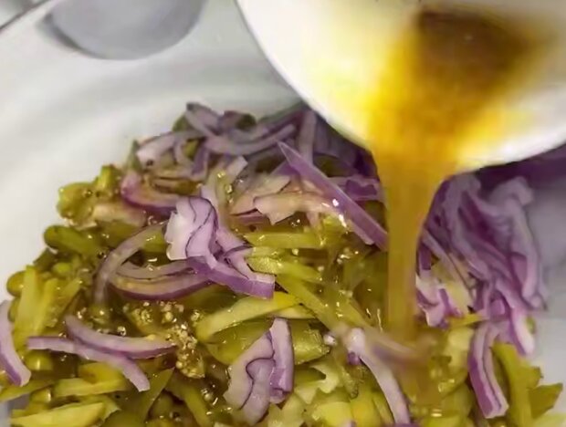 Салат с селедкой и картофелем, кадр с видео