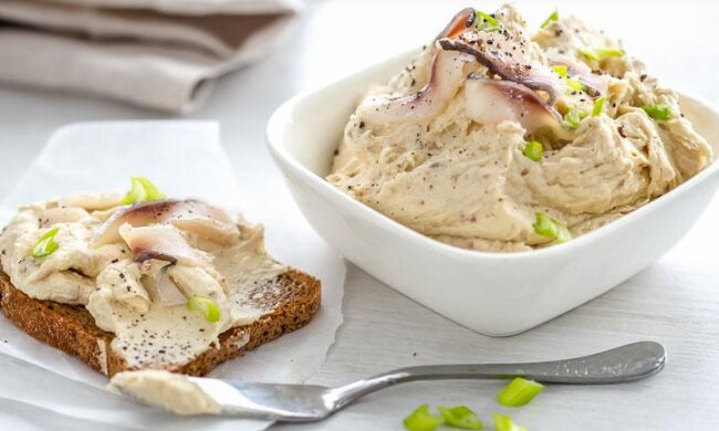 Намазка з оселедця з гірчицею та молоком, фото: youtube.com