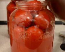 Маринування помідорів, фото: youtube.com