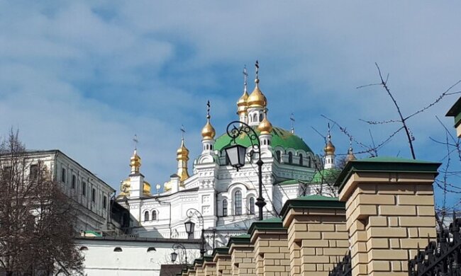 Это знак: на самом известном храме Киева кресты стали черного цвета. Фото