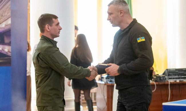 Кличко з нагоди Дня добровольця вручив киянам-військовим медалі та розповів, як столиця підтримує ЗСУ