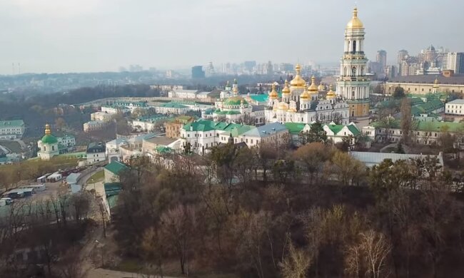 Чернее черного: в Украине национальный траур. Люди молятся и плачут