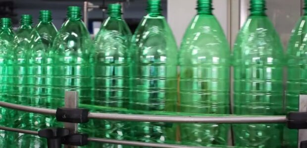 Пластикові пляшки: скрін з відео