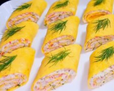 Яичный рулет с крабовыми палочками, кадр из видео