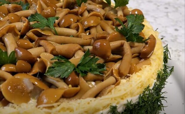 Обов'язково спробуйте: рецепт закусочного салату з ковбасою та маринованими опеньками