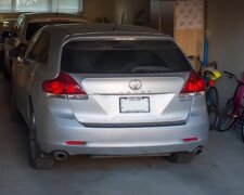 Авто в гараже: скрин с видео