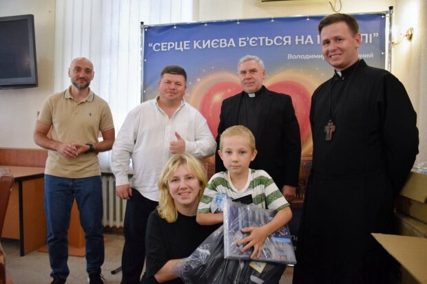 У Подільському районі передали шкільне приладдя дітям родин загиблих Захисників України