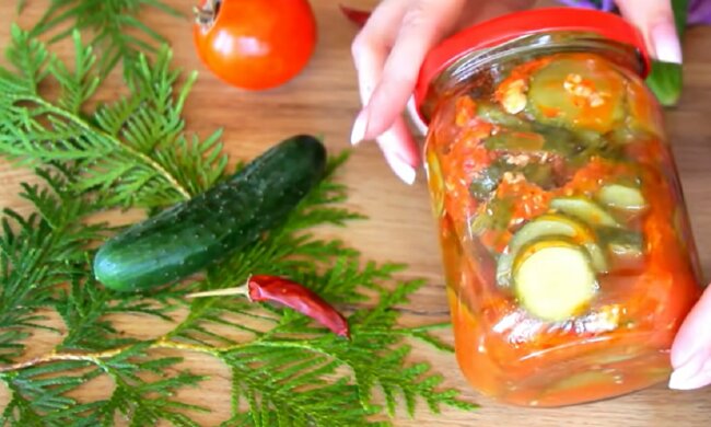 Рецепт салата на зиму из огурцов и помидоров по грузинскому рецепту. Фото: YouTube