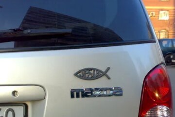 Це секретний знак: навіщо автомобілісти наклеюють на машину знак рибки і що воно означає