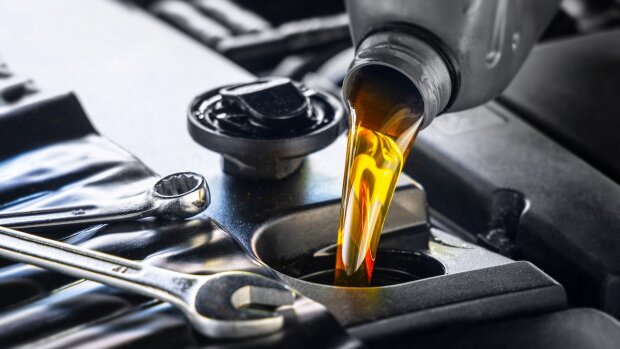 Почему чернеет масло в двигателе?
