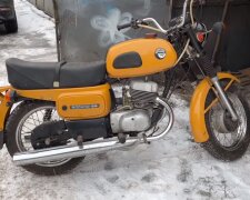 30 років стояв у пилу: у покинутому сараї знайшли новенький радянський мотоцикл Восход-3М