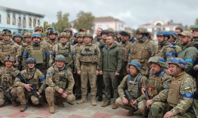 До мурашек по коже: Зеленский в освобожденном Изюме вместе с военными поднял флаг Украины