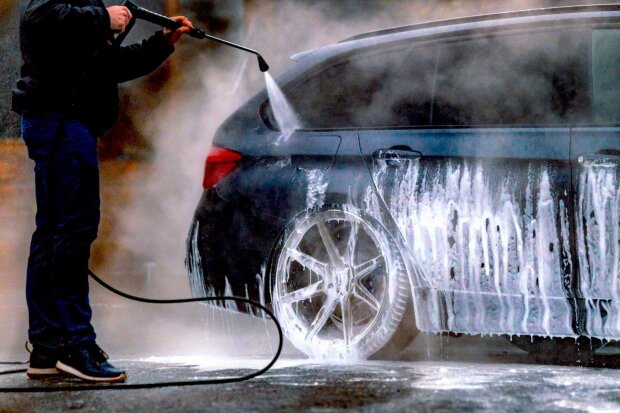 Багато хто досі ламає голову: чи потрібно мити машину взимку чи краще цього не робити. Що слід знати