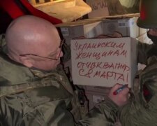 Дивно, що всі не «вдули»: ватажок «Вагнера» Пригожин привітав українок із 8 березня, підписавши коробки зі вкраденим українським шампанським
