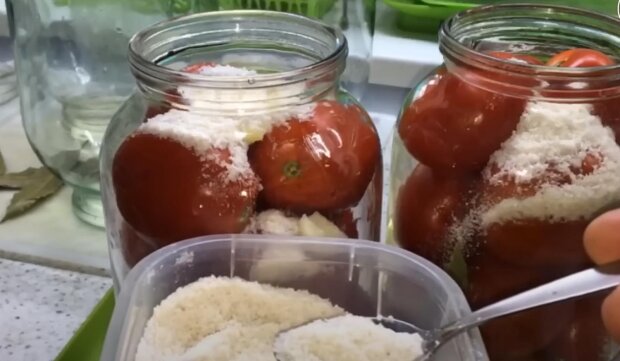 Рецепт маринованных помидоров по-необычному: обязательно попробуйте добавить этот секрет