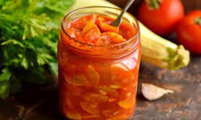 Салат "Богатый пан" из кабачков, грибов и помидоров, фото: youtube.com