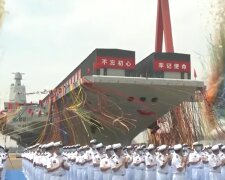 Ну і махина: Китай спустив на воду свій новітній авіаносець. Відео