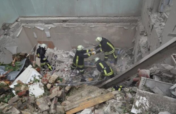 Результати обстрілу, розбір завалів, зображення: ДСНС