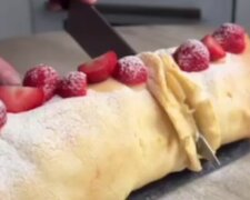 Млинець з кремом і ягодами, кадр з відео