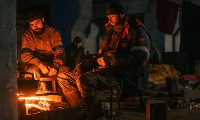 Они не сгорают: в Украине продают браслеты из железа, которое прошло Азовсталь. Сколько они стоят. Фото