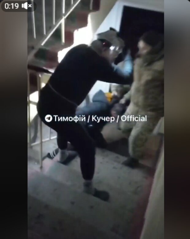 ТЦК у польїзді б'ють чоловіка