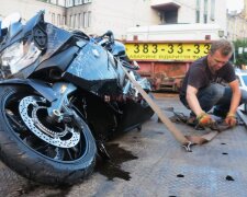 У Києві відомий тренер на мотоциклі розбився об таксі. Момент потрапив на відео
