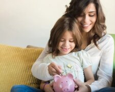 Важлива виплата: яку допомогу на дитину зможуть отримати самотні матері чи батьки