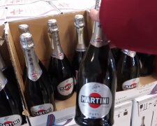 Украинцам хотят запретить покупать алкоголь и сигареты в супермаркетах: заявление нардепов