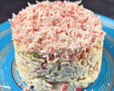 Салат с крабовыми палочками, кадр с видео