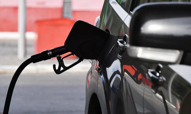 Готуйтеся до нових цін: автомобілістам розповіли, на скільки подорожчає бензин