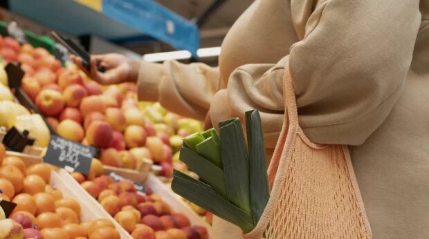 Продають навіть на вулиці: названо популярний осінній фрукт, який допомагає уникнути сивини