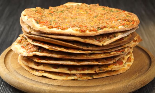 Рецепт аппетитных турецких лепешек с сыром и зеленью на сковороде. Фото: YouTube