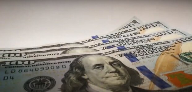 Украинцам будут продавать доллары в очень неожиданном месте: Нацбанк принял решение