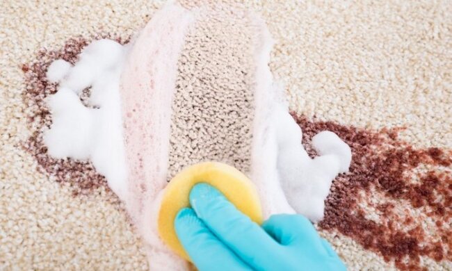 Хитрость наших бабушек: как быстро вывести пятно на ковре, если вы его испачкали