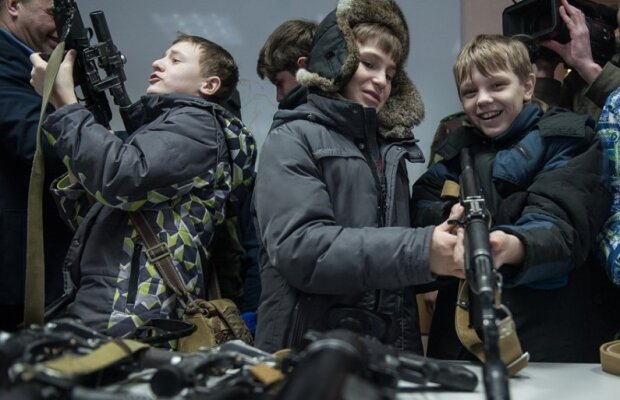 Вчать вбивати українців з дитинства: у Росії школярів навчатимуть стрільби з автомата та кидання гранат