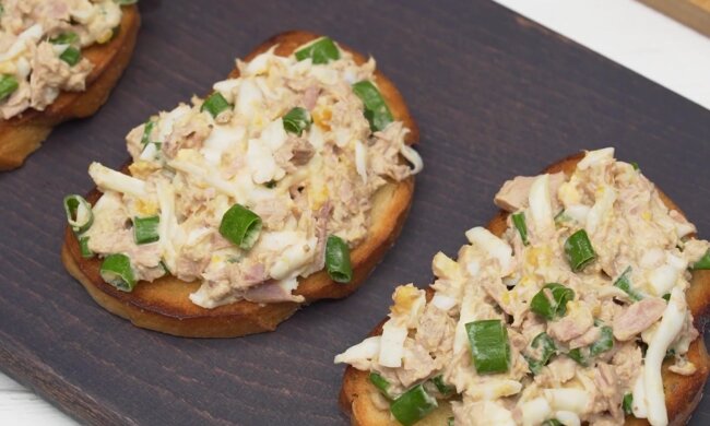 Грінки з тунцем, яйцем та маринованими огірками