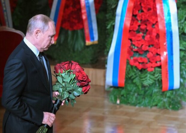 Это знак: у Путина подкосились ноги перед гробом с Жириновским. Видео