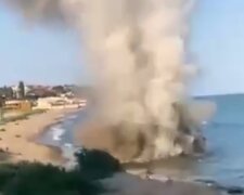 Найпотужніший вибух на пляжі під Одесою: з'явилося відео. Гримнуло прямо у воді